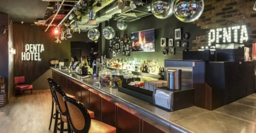 Penta Hotel Birmingham reception bar